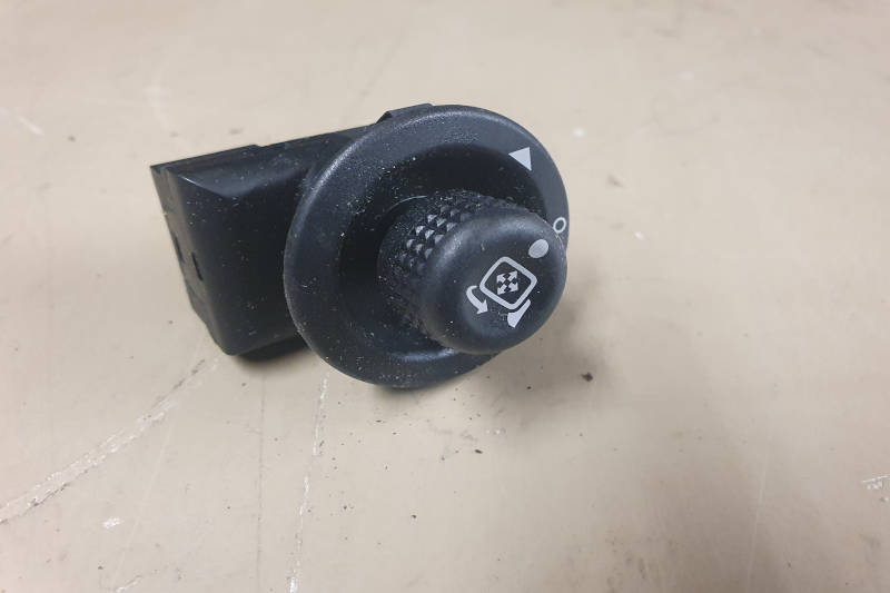 Safari Engineering Land Rover Specialist Hampshire Eversley – Wing Mirror Power Fold Switch Land Rover Discovery 3 & Range Rover Sport - YUF500030PVJ