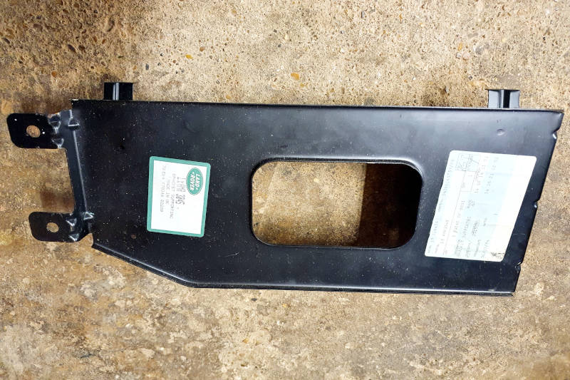 Safari Engineering Land Rover Specialist Hampshire Eversley – Genuine Bracket For CD Changer To Fit Range Rover Classic - AMR3045