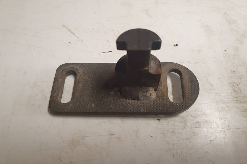 Safari Engineering Land Rover Specialist Hampshire Eversley – Offside Door Striker Plate Land Rover Defender Up to 1988 Front & Rear - MRC8444