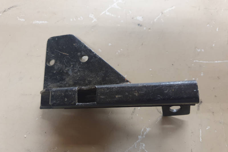 Safari Engineering Land Rover Specialist Hampshire Eversley – Nearside Front Door Check Plate Assembly - Land Rover Defender - MUC6163
