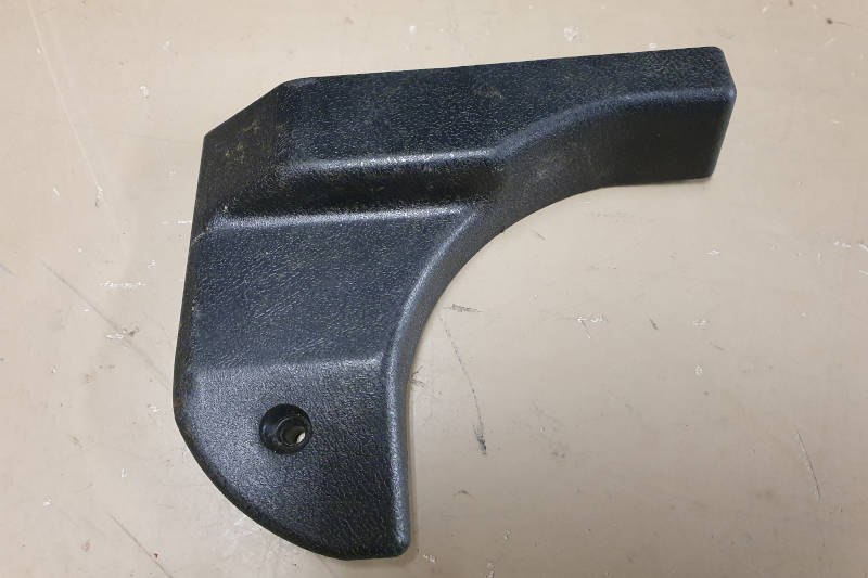 Safari Engineering Land Rover Specialist Hampshire Eversley – Offside Front Check Strap Cover - Defender 90 Defender 110 1984 Onwards - MUC3036