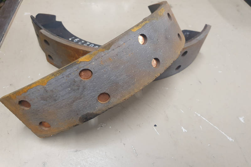 Safari Engineering Land Rover Specialist Hampshire Eversley – Hand Brake Shoe Pair Land Rover Series 2A Series 3 1964 Onwards 4 Cylinder Models - RTC3404