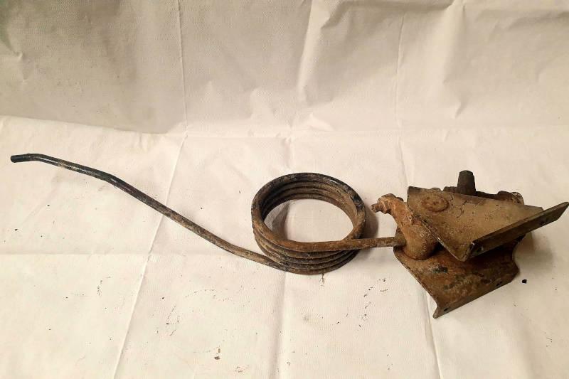 Safari Engineering Land Rover Specialist Hampshire – Second Hand Original Apportioning Valve & Pipe - Land Rover 101 Forward Control - 599201
