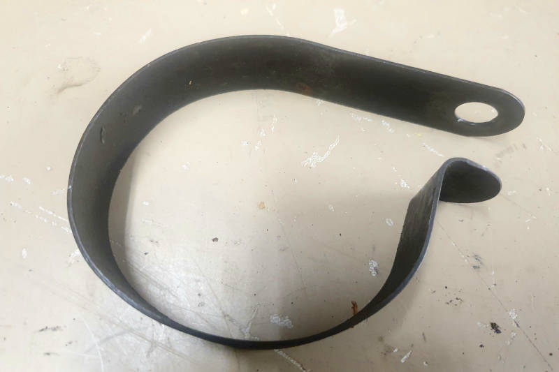 Safari Engineering Land Rover Specialist Hampshire Eversley – Clip For Air Cleaner Hose - Land Rover Series 2 Series 2A & Series 3 Diesel -624021