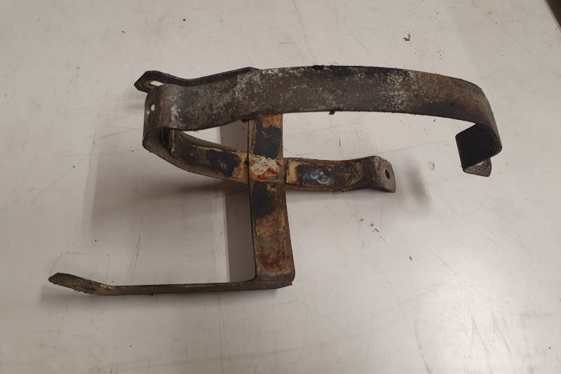Safari Engineering Land Rover Specialist Hampshire Eversley – Radiator Header Tank Bracket to fit Land Rover Defender 90 & Defender 110 - NRC6692